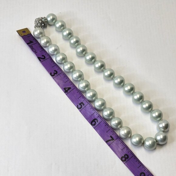 Faux Pearl choker Necklace, Bib Coquette Necklace with Magnetic Clasp - Picture 6 of 7